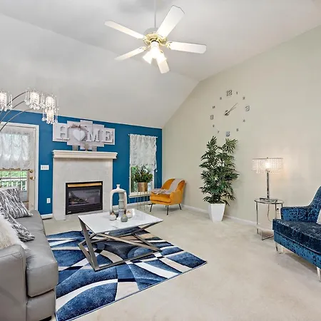 Beautiful Townhome, 11 Minutes To Downtown, Kcmo.